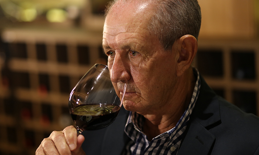 Sebastião Ferro bebendo vinho tinto