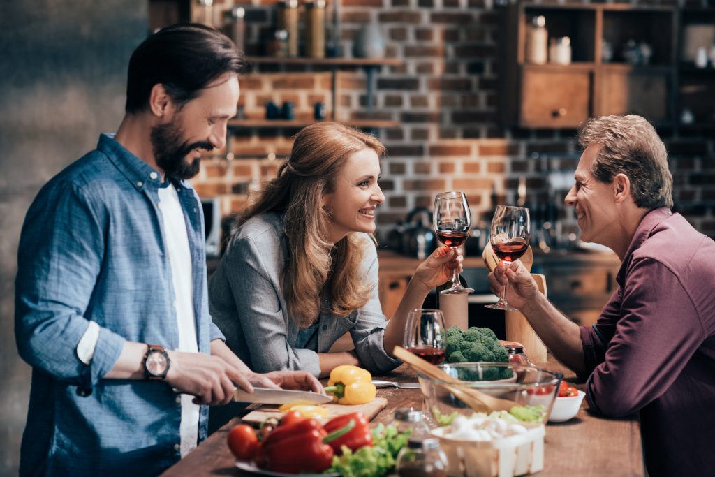 Por que o sommelier serve uma pequena dose de vinho antes de encher as